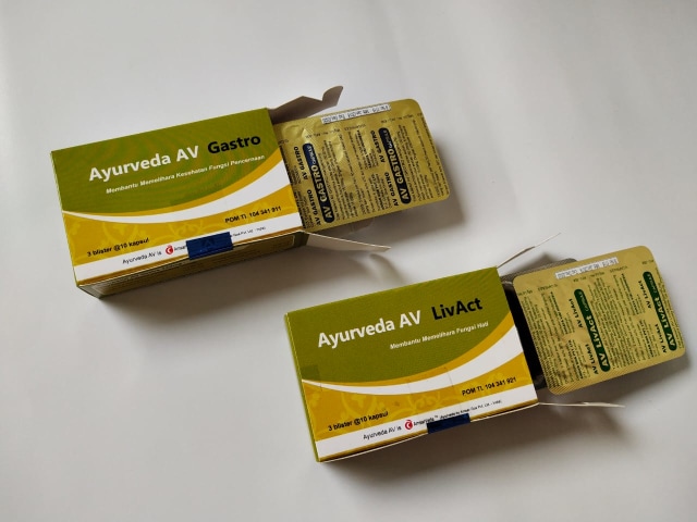 Kandungan Andrographis paniculata ekstrak (sambiloto) 15 mg (Andrographolides) yang dikenal sebagai anti virus, analgesik (penghilang rasa nyeri).