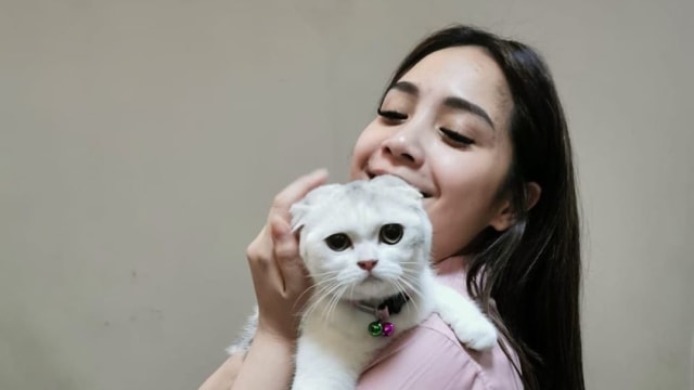 Nagita Slavina dengan kucing peliharaannya. Foto: Instagram @nagitaslavina_1717