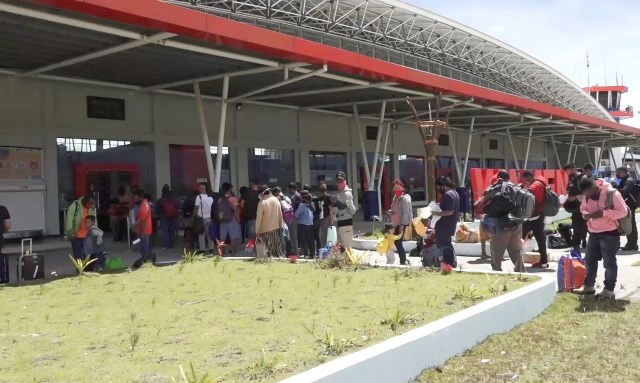 Kedatangan penumpang di Bandara Wamena, Kabupaten Jayawijaya usai penutupan bandara guna pencegahan corona. (BumiPapua.com/Stefanus Tarsi)   