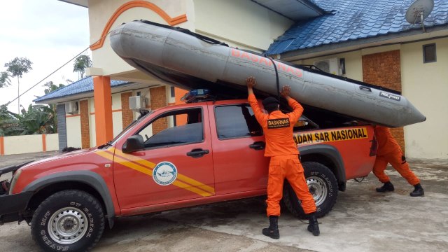 Personel Basarnas Nias mempersiapkan peralatan menuju lokasi hilangnya nelayan. Foto: Istimewa 