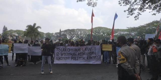 Aksi unjuk rasa Aliansi Malang Menolak Omnibus Law, di depan Kantor DPRD Kota Malang, pada Jumat (14/8/2020).