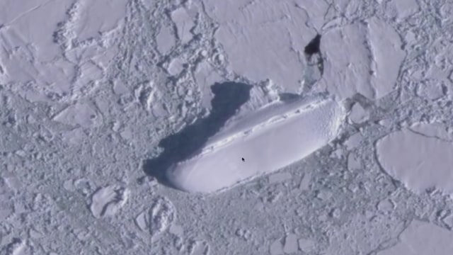 Objek diduga kapal es misterius di Antarktika yang dilihat dari Google Earth. Foto: MrMBB333/YouTube