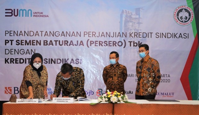 Direktur Utama PT Semen Baturaja, Jobi Triananda Hasjim saat menandatangani perjanjian fasilitas kredit. (foto: istimewa)