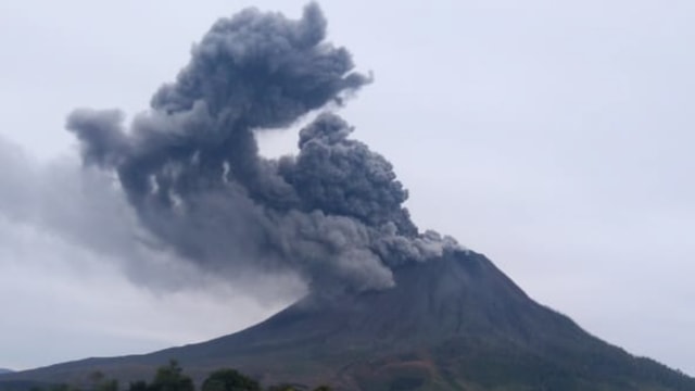 Gunung Sinabung erupsi, Jum'at (14/8), Foto: Dok. Istimewa