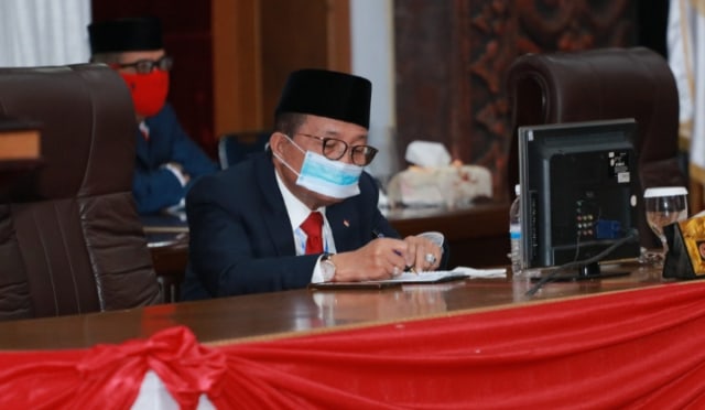 Gubernur Jambi, Fachrori Umar saat mengikuti pidato kenegaraan dalam rangka peringatan HUT Republik Indonesia. Foto: Hms