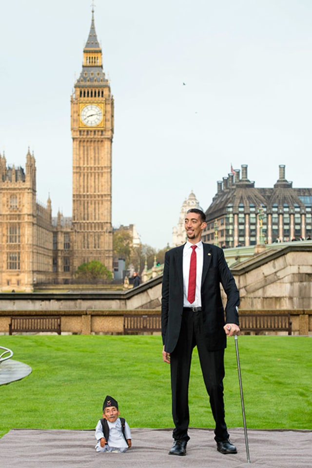 Manusia tertinggi (kanan) dan terpendek (kiri) di dunia bertemu dan berfoto bersama di London, Inggris. Foto: Guinness Worlds Records