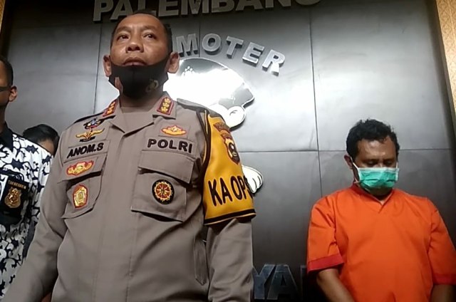 Kapolrestabes Palembang, Kombes Pol Anom Setyadji saat menghadirkan pelaku. (foto: istimewa)