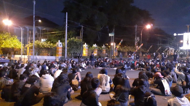 Tak Ada Korban Luka Saat Gesekan Massa Gejayan Memanggil dengan Warga (555479)