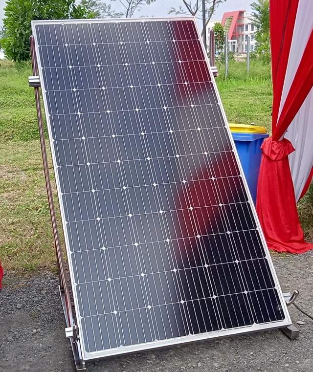 Contoh modul atau panel surya yang nantinya akan dipasang di PLTS yang ada di Itera, Jumat (14/8) | Foto : Sidik Aryono/ Lampung Geh