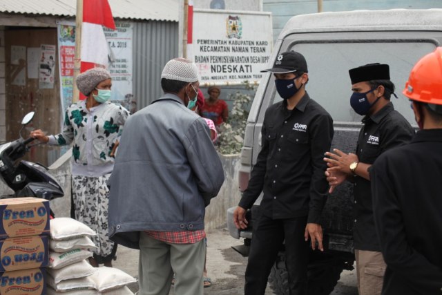 Paket Sembako dan Masker untuk Warga Sekitar Sinabung (28795)
