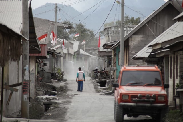 Paket Sembako dan Masker untuk Warga Sekitar Sinabung (28796)