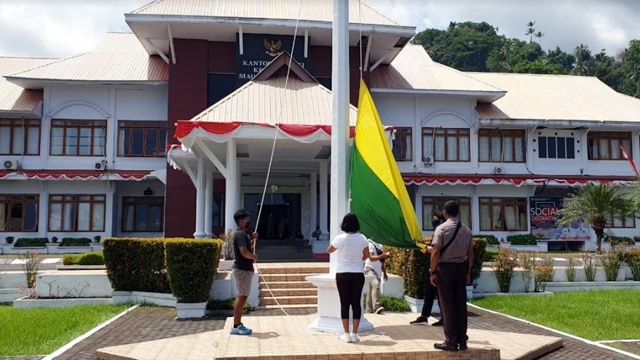 Suasana latihan Paskibra yang akan bertugas untuk menaikan bendera merah putih pada upacara HUT Kemerdekaan RI ke-75 di Kabupaten Kepulauan Sitaro