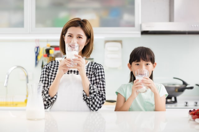 Ilustrasi keluarga dengan intoleransi laktosa minum susu Foto: Shutterstock