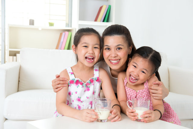 Ilustrasi keluarga minum susu. Foto: Shutterstock