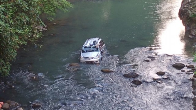 Mobil pengantar engantin di Sulawesi Selatan terjun ke sungai. Foto: Dok. Istimewa