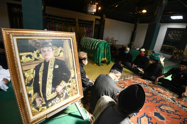 Sejumlah tokoh masyarakat melayat sebelum jenazah Sultan Sepuh XIV Cirebon, PRA Arief Natadiningrat dimakamkan, Rabu (22/7/2020). 