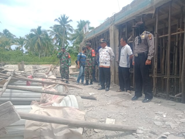 Wakil Bupati Mempawah, Muhammad Pagi meninjau bangunan Kantor Desa Sungai Purun Besar yang ambruk. Foto: Dok Hi!Pontianak