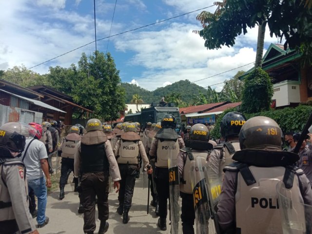 Kepolisian setempat saat membubarkan aksi massa di sekitar padang Bulan-Kampus USTJ. (BumiPapua.com/Katharina)