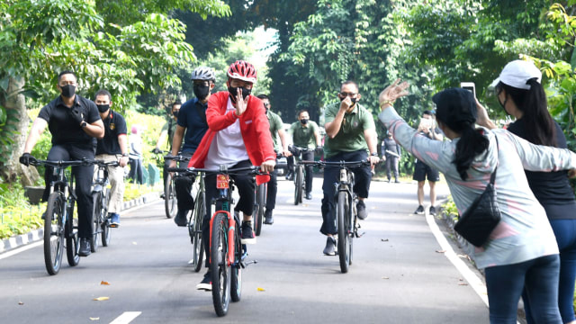Gaya Jokowi Bersepeda dan Bagikan Masker di Kebun Raya Bogor Bersama Kaesang (82050)
