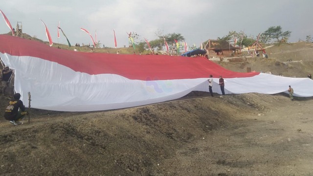 Uji coba pembentangan Bendera Merah Putih berukuran 'raksasa', di lokasi Wisata Puthuk Kereweng di Desa Mojodelik Kecamatan Gayam Kabupaten Bojonegoro.