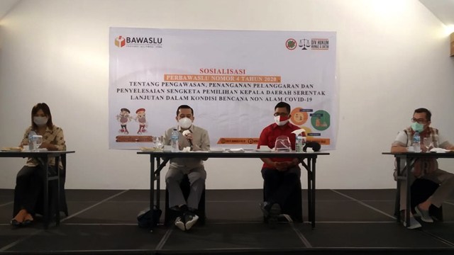 Akademisi Hukum Tata Negara Universitas Trisakti, Radian Syam (kedua dari kiri), menjelaskan tentang politik uang yang merusak demokrasi di Indonesia pada kegiatan Sosialisasi Perbawaslu nomor 4 yang diselenggarakan Bawaslu Sulut
