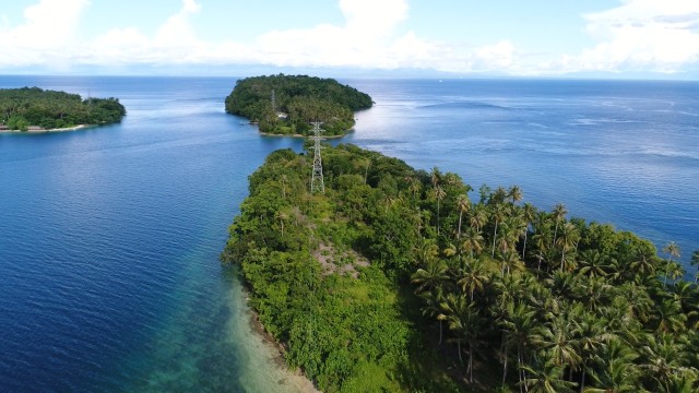 Tower Stransmisi yang dibangun dan menghubungkan listrik Desa Mawea ke Pulau Meti melalui pulau Magaliho dan Pulau Gumilamo. Foto: Istimewa