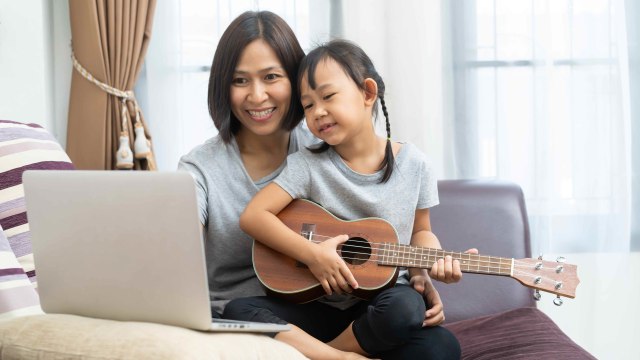 Ilustrasi orang tua bernyanyi bersama anak sambut 17 Agustus. Foto: Shutter Stock