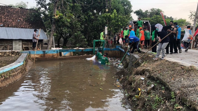 Bupati Bojonegoro Dr Hj Anna Muawanah, saat lakukan gerakan gotong-royong bersih-bersih lingkungan dan sungai di Desa Dander Kecamatan Dander Kabupaten Bojonegoro. Minggu (16/08/2020)