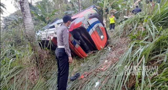Kondisi mobil elf yang masuk jurang di Desa Waluran Mandiri, Kecamatan Waluran, Kabupaten Sukabumi. Kecelakaan ini menyebabkan seorang penumpang meninggal dunia. | Sumber Foto:Istimewa
