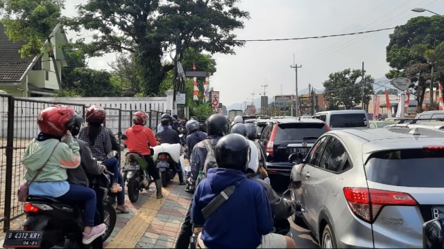 Sejumlah kendaraan terjebak kemacetan hinggan dua jam di jalur puncak, Bogor.  Foto: kumparan