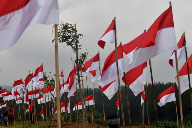 Warga memasang bendera Merah Putih di Poetoek Suko, Trawas, Mojokerto, Jawa Timur, Minggu (16/8).  Foto: Zabur Karuru/ANTARA FOTO