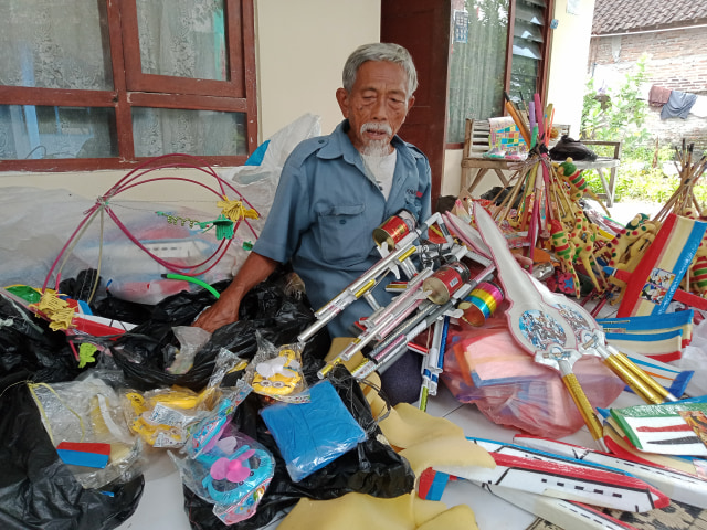 Kisah Mbah Min, Pejuang Veteran yang Jadi Penjual Mainan Anak (30388)