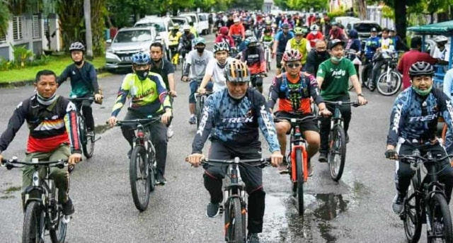 Wali Kota Padang Mahyeldi Ansharullah saat mengikuti Gowes Siti Nurbaya Adventure di Padang. (Foto Facebook)