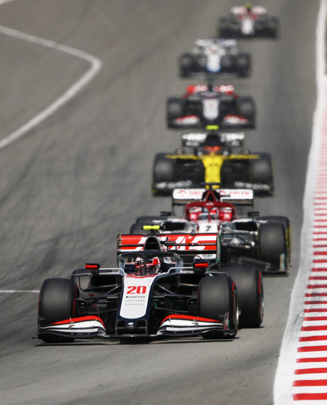 Sejumlah pebalap F1 melakukan balapan di Sirkuit Catalunya, Barcelona, Spanyol. Foto: Bryn Lennon/REUTERS