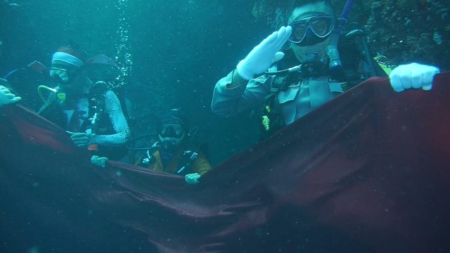 Pembentangan bendera merah putih di bawah laut di patahan gempa tsunami. Foto : Dokumentasi MDC.