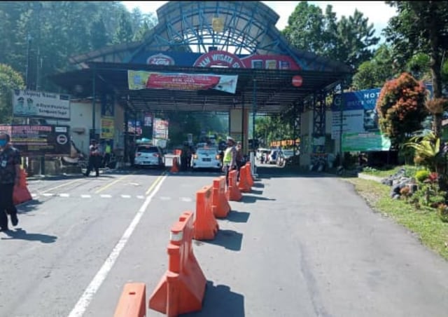 Gerbang pintu masuk Obyek Wisata Guci Kabupaten Tegal.