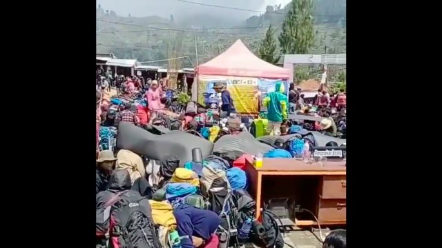 Kondisi Gunung Prau yang dipadati oleh para pendaki. Foto: Twitter/@pendakilawas