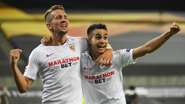 Selebrasi Luuk de Jong pada laga Sevilla vs Manchester United. Foto: Ina Fassbender/Reuters