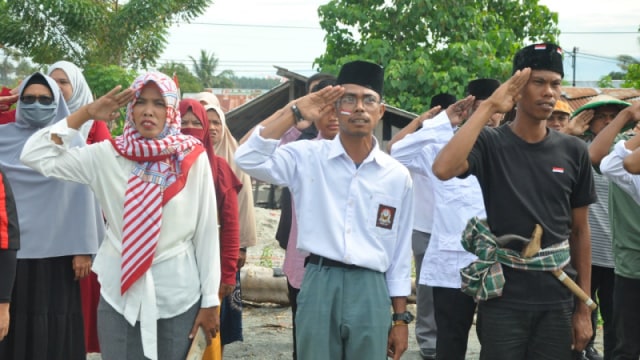Sejumlah pemuda dan pemudi di Kabonena, Kecamatan Ulujadi, Kota Palu, Sulawesi Tengah, saat mengikuti upacara bendera di lapangan Sampesuvu Sarara Puenjidi, Senin (17/8). Foto: M Rifki