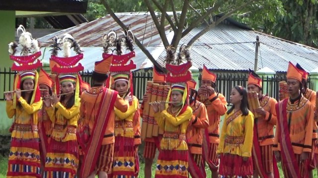 Para pemain musik bambu menggunakan pakaian tradisional. Foto: Frendy/sulbarkini