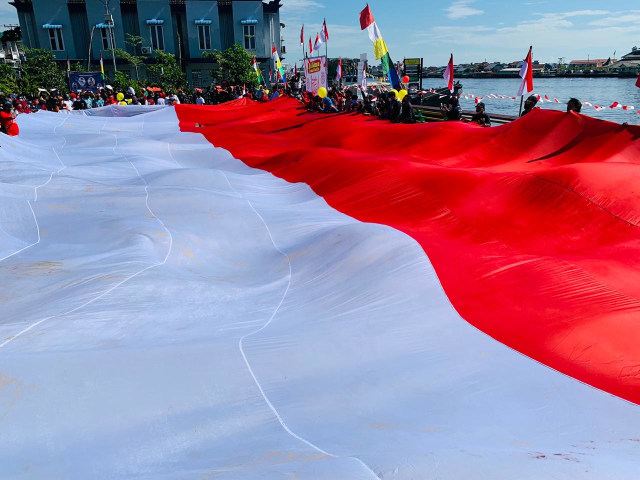 Foto: Pembentangan Bendera Merah Putih Raksasa di Sungai Kapuas Pontianak (88737)