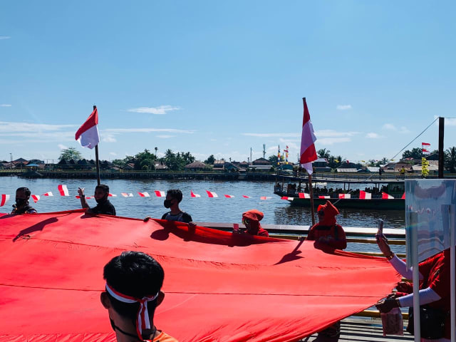 Foto: Pembentangan Bendera Merah Putih Raksasa di Sungai Kapuas Pontianak (88738)