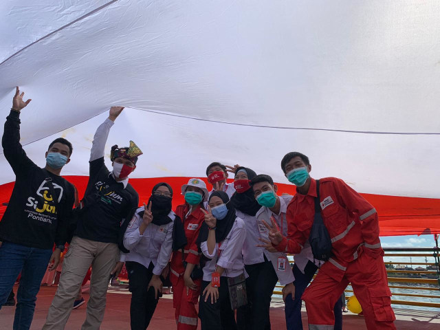 Foto: Pembentangan Bendera Merah Putih Raksasa di Sungai Kapuas Pontianak (88739)