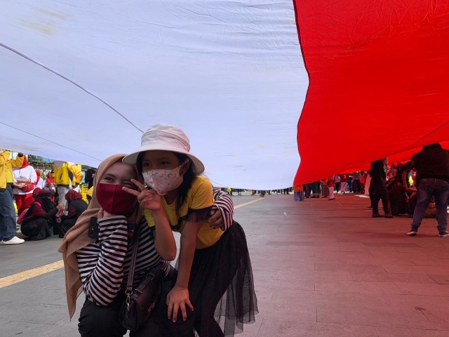 Foto: Pembentangan Bendera Merah Putih Raksasa di Sungai Kapuas Pontianak (88740)