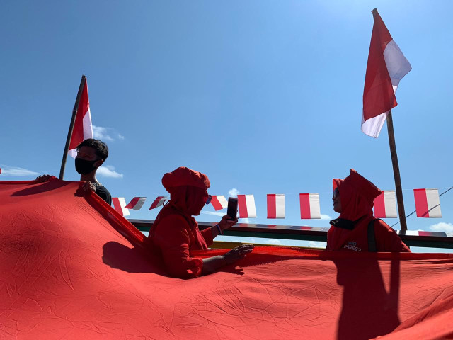Foto: Pembentangan Bendera Merah Putih Raksasa di Sungai Kapuas Pontianak (88741)