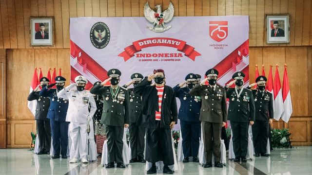 Mahfud MD Pakai Baju Sakera di HUT ke-75 RI: Ini Khas Tukang Sate Madura (557538)