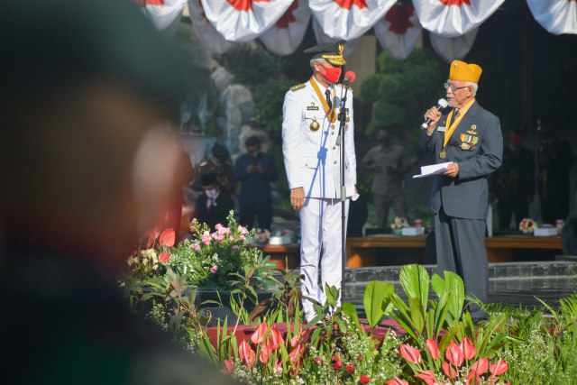 M. Amin Munadjat, Ketua Legiun Veteran Republik Indonesia (LVRI) Jateng, naik ke podium upacara HUT RI. Foto: dok. Pemprov Jateng