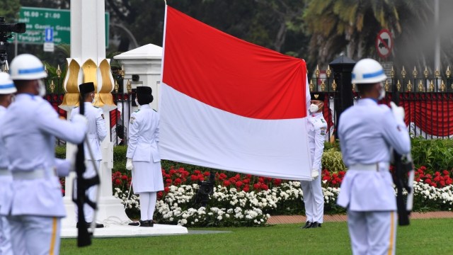 Pengibaran Bendera Merah Putih pada upacara peringatan HUT ke-75 RI yang digelar secara virtual, di Istana Merdeka, Jakarta, Senin (17/8). Foto: Biro Sekretariat Presiden