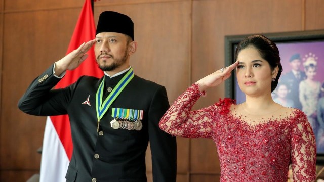 Ketum Demokrat Agus Harimurti Yudhoyono bersama Istrinya Annisa Pohan, mengikuti upacara HUT ke-75 RI secara virtual, Senin (17/8). Foto: Twitter/@AgusYudhoyono