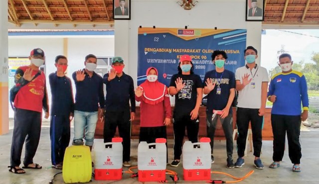 Tim penanggulangan Covid-19 Desa Sekar Putih bersama mahasiswa UMM melakukan persiapan sebelum penyemprotan disinfektan